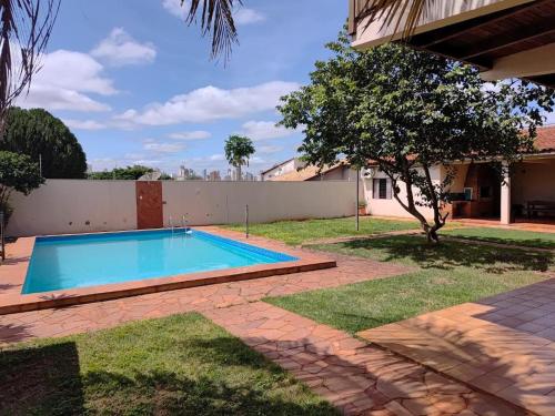 Suites Quartos Lindos Sobrado com Piscina no Centro in แคมโป แกรนด์