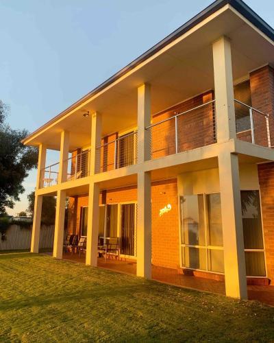 ليك بوجا وواتر فرونت هوليداي هاوس (Lake Boga Waterfront Holiday House) in Lake Boga