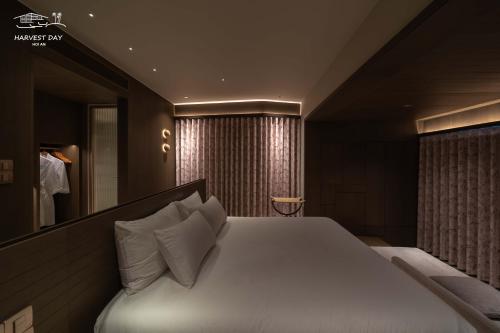 Deluxe Double Room with Sea View image 4