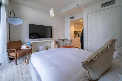 Homes Beyond l Studio Chic City Escape Aykon City Tower C, Дубай (фото 2)