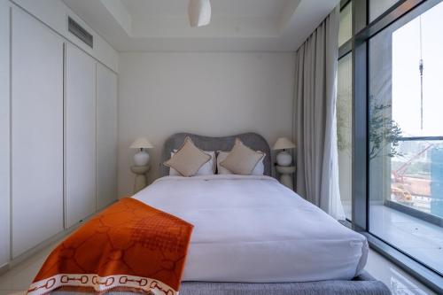 Homes Beyond l Studio Chic City Escape Aykon City Tower C, Дубай (фото 3)