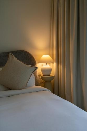 Homes Beyond l Studio Chic City Escape Aykon City Tower C, Дубай (фото 10)