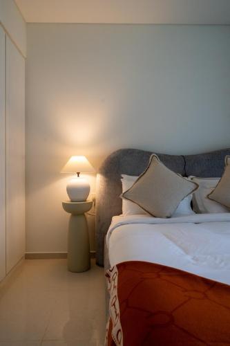 Homes Beyond l Studio Chic City Escape Aykon City Tower C, Дубай (фото 9)