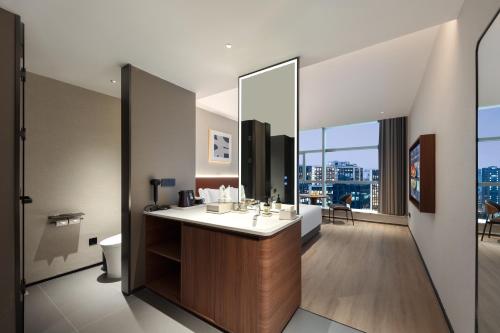 Business Double Room with Gym Access image 3