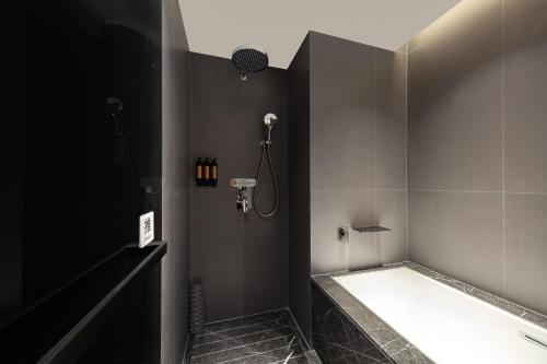 Business Double Room with Gym Access image 2