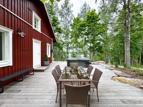 Balkons/terase, Elegant Lakeside House with Sauna & Jacuzzi in Karjalohja