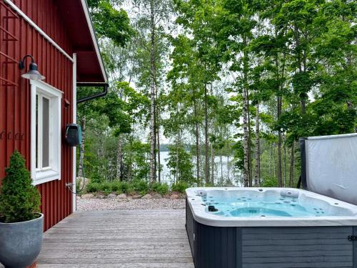 Elegant Lakeside House with Sauna & Jacuzzi in Karjalohja