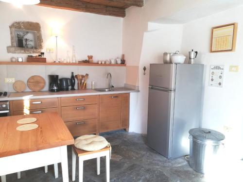 Flori Peaceful House - Short, 20' Drive to the Sea in Truske