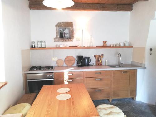 Flori Peaceful House - Short, 20' Drive to the Sea in Truske