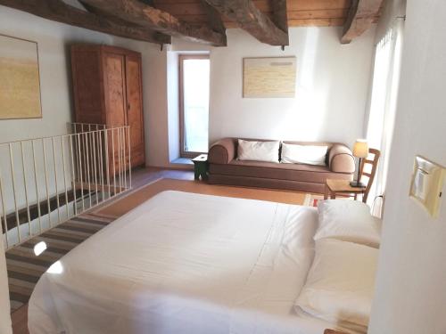 Flori Peaceful House - Short, 20' Drive to the Sea in Truske