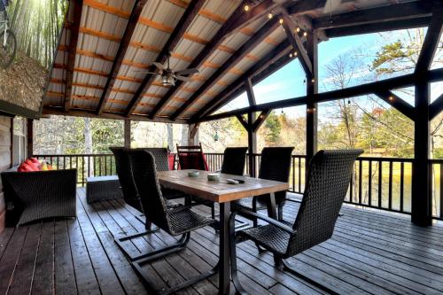 Moon Tower Cabin - Beautiful Water Views Firepit More - image 3
