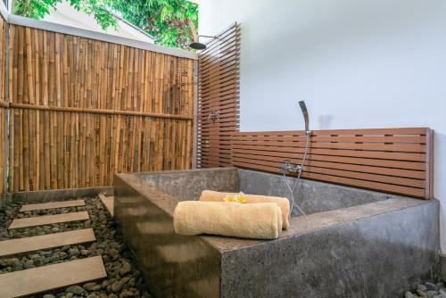 Badkamer, The Manik Kalisada in Seririt