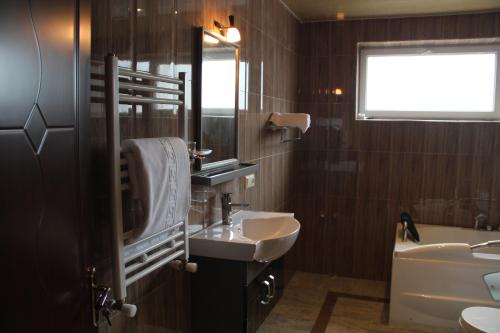 2 bedrooms, 3 beds