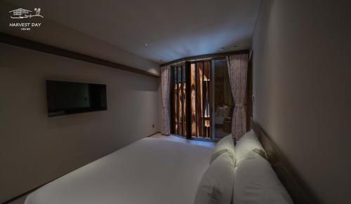 King Room with Garden View image 2