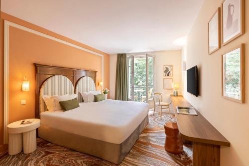 Deluxe King Room with Balcony - Non-Smoking
