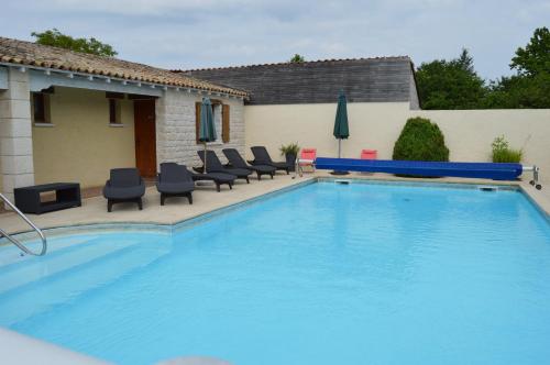 Peldbaseins, Les Chenets in Lezay