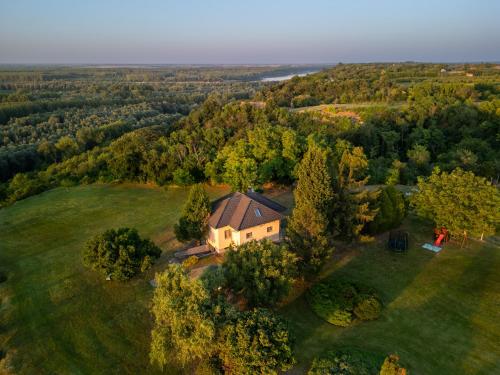 Hilltop House. in Aljmas