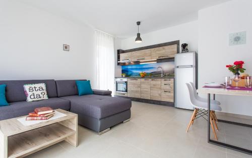 Apartments Viktorija - image 12