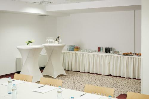 Hotel Silenzio - image 10