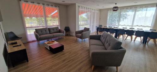 Gite bourguignon pour 29 personnes in Cheny