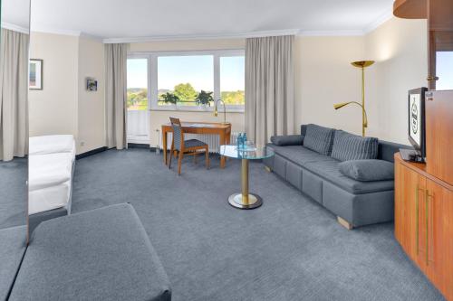 2 twin beds, 1 sofa bed
