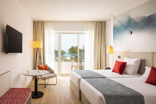 Double Room with Pool View image 5