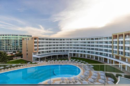 Double Room with Pool View image 3