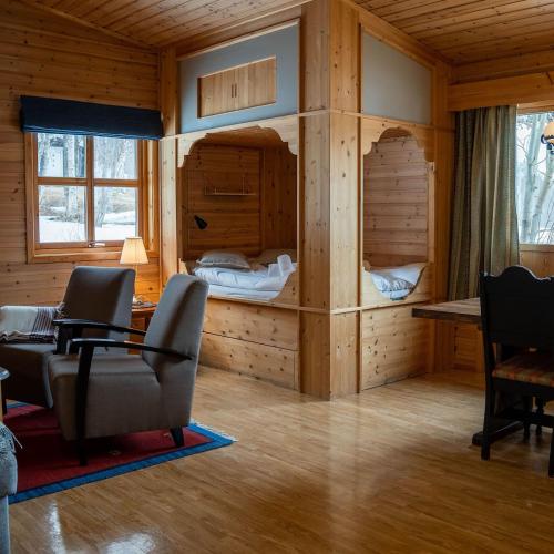 1 double bed, 2 twin beds