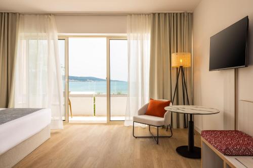 Double Room with Balcony and Sea View image 5