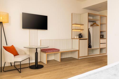 Double Room with Balcony and Sea View image 4