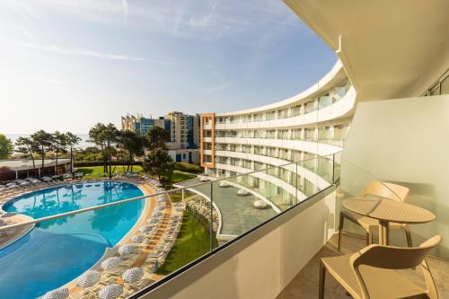 Double Room with Balcony and Sea View image 2
