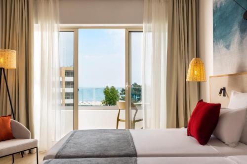 Double Room with Balcony and Sea View image 3