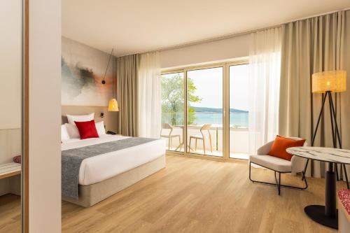 Double Room with Balcony and Sea View image 6
