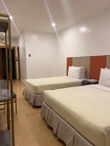 1 double bed, 1 twin bed