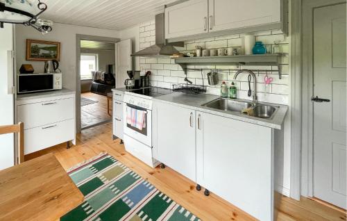 virtuve, 2 Bedroom Stunning Home In Burseryd in Ahult