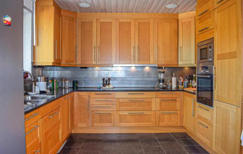 Kitchen, Cozy Home In Tommarp With Wifi in Gnalov