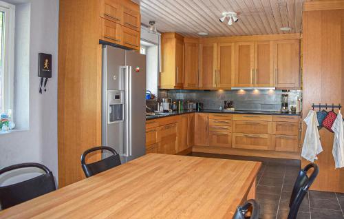 Kitchen, Cozy Home In Tommarp With Wifi in Gnalov
