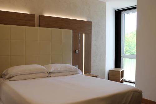 Standard Double Room with Window and Partial Lake View image 8