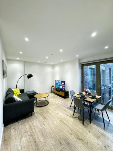 Stylish 2BR Apartment with Balcony & Views, London