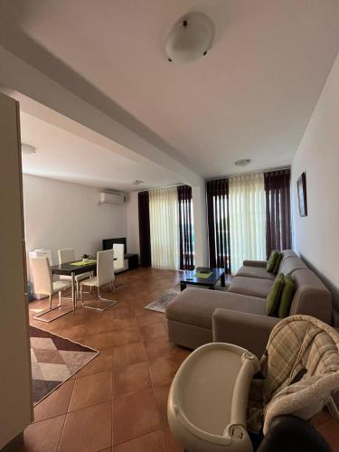 One-Bedroom Apartment with Sea View (4 Adults) image 9