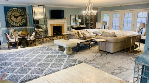 Private Entry 550sqft Studio GuestHouse ADU Big Estate View Deck Pool Gated 2Acre Oasis Female Share in Encino