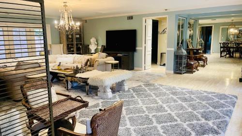 Private Entry 550sqft Studio GuestHouse ADU Big Estate View Deck Pool Gated 2Acre Oasis Female Share in Encino