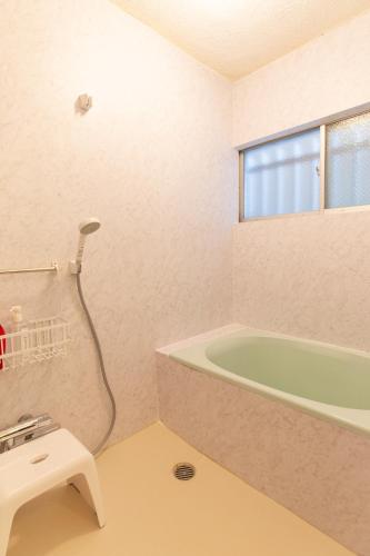 100 square meters up to 11 people Namba Direct Bus 3 mins JR Osaka Loop Line Station 8 mins Train to Namba 12 mins, USJ 30 mins Kyoto Nara OK