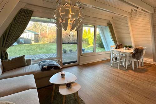Zeltdachhaus mit Zaun in Strandnähe (Zeltdachhaus mit Zaun in Strandnahe) in 達普