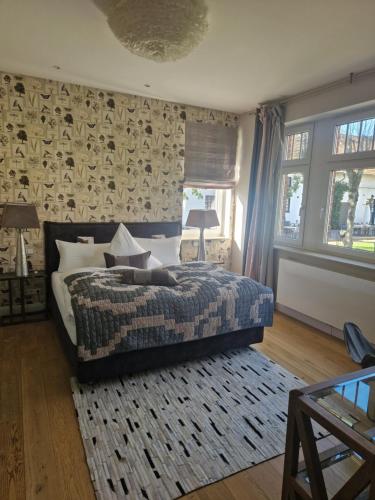 1 queen bed, 1 sofa bed