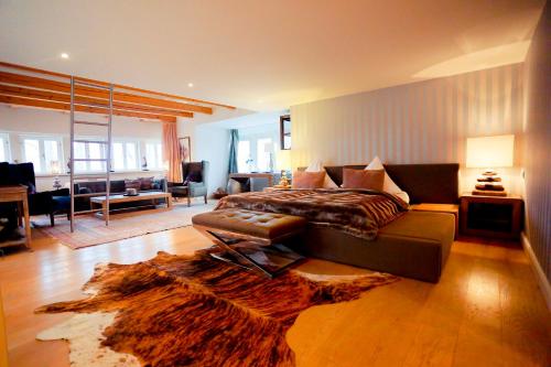 1 king bed, 1 sofa bed