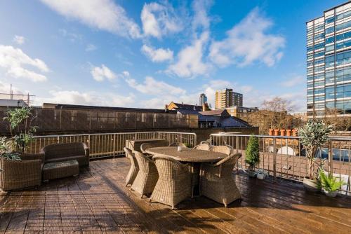 Penthouse Loft apartment with roof terrace Not for events or parties, Londres