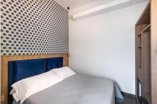 Small Double Room image 3