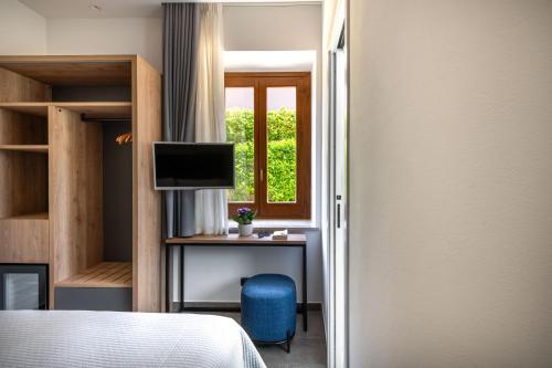 Small Double Room image 2