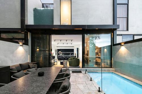 Casa Urbanista Luxury Architectural Home in Kew in 克佑